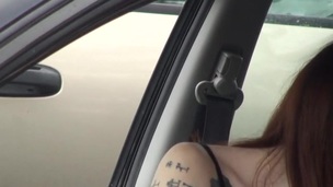 succhiare bruna giovanissima pompino amatoriale auto riprese da vicino tatuaggio piercing voyeur