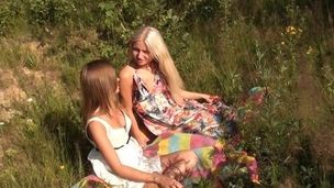 brunett tonåring trimmas lesbisk ryska utomhus fingersättning onani nära upp slicka fitta