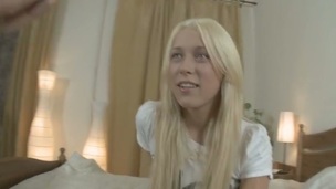 tiener blondine lekker ding getrimd hardcore anaal amateur dildo seks speeltje
