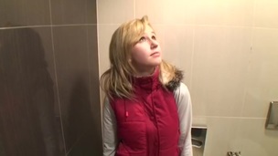 sugende teenager blondine trekant blowjob amatør nærbillede virkelighed oral